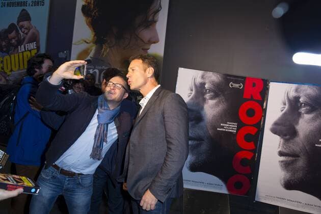Ambiance selfie CELEBRITES : Filmpremiere Premiere Rocco - Paris - 22 11 2016 StephenCaillet Panoramic 