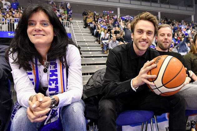 Basketball ProA Saison 2016 17 Oettinger Rockets vs. Nürnberg Falcons BC Im Bild: Clueso (Thomas Hübner) singt mit Gitarre auf dem Spielfeld in der Messe Erfurt Oettinger Rockets vs. Nürnberg Falcons BC