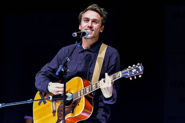 Basketball ProA Saison 2016 17 Oettinger Rockets vs. Nürnberg Falcons BC Im Bild: Clueso (Thomas Hübner) singt mit Gitarre auf dem Spielfeld in der Messe Erfurt Oettinger Rockets vs. Nürnberg Falcons BC
