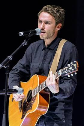 Basketball ProA Saison 2016 17 Oettinger Rockets vs. Nürnberg Falcons BC Im Bild: Clueso (Thomas Hübner) singt mit Gitarre auf dem Spielfeld in der Messe Erfurt Oettinger Rockets vs. Nürnberg Falcons BC