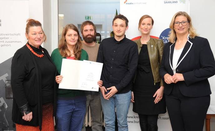 Preisverleihung im Rahmen des Wettbewerbs Bunte Visionäre am Dienstag (22.11.2016) im Kulturzentrum am Eurobahnhof in Saarbrücken. Im Bild: Sieger des Wettbewerbs wird die Gemeinschaftsidee Map for young travellers . V.l.: Michaela Kilper-Beer, Geschäftsführerin des Kulturzentrums, Preisträgerin Nicole Burkhardt, Preisträger Alexander Karle, Preisträger Jonathan Kunz, Tina Müller, Projektleiterin Saarland-Marketing, und Anke Rehlinger, Ministerin für Wirtschaft, Arbeit, Energie und Verkehr.