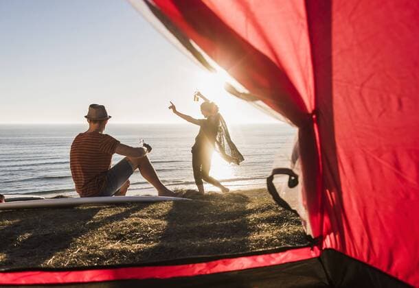 Youniverse - Young Holidays Young couple camping at seaside model released Symbolfoto  UUF08787