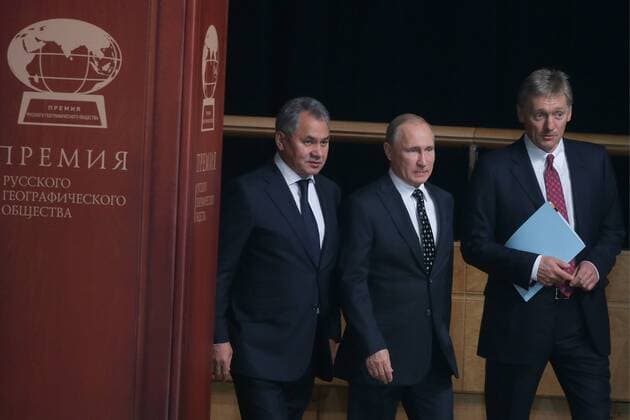 Wladimir Putin wÃ¤hrend der Preisverleihung der Russischen Geographischen Gesellschaft MOSCOW, RUSSIA - NOVEMBER 24, 2016: President of the Russian Geographical Society, Russia s Defence Minister Sergei Shoigu, Russia s President and Chairman of the RGO Board of Trustees Vladimir Putin, and spokesman of the president of Russia Dmitry Peskov (L-R) at the Russian Geographical Society awards ceremony at the Moscow Kremlin. Mikhail Metzel TASS  TS038ACB
