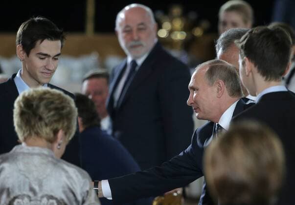 Wladimir Putin wÃ¤hrend der Preisverleihung der Russischen Geographischen Gesellschaft MOSCOW, RUSSIA - NOVEMBER 24, 2016: Vladimir Putin (2nd R), Russia s President and Chairman of the Board of Trustees of the Russian Geographical Society, attends the Russian Geographical Society awards ceremony at the Moscow Kremlin. Mikhail Metzel TASS  TS038AD9