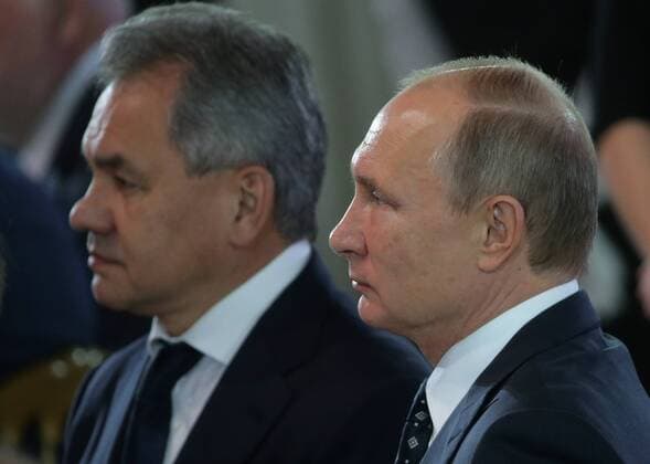 Wladimir Putin wÃ¤hrend der Preisverleihung der Russischen Geographischen Gesellschaft MOSCOW, RUSSIA - NOVEMBER 24, 2016: President of the Russian Geographical Society, Russia s Defence Minister Sergei Shoigu (L) and Vladimir Putin, Russia s President and Chairman of the Board of Trustees of the Russian Geographical Society, attend the Russian Geographical Society awards ceremony at the Moscow Kremlin. Mikhail Metzel TASS  TS038ADA