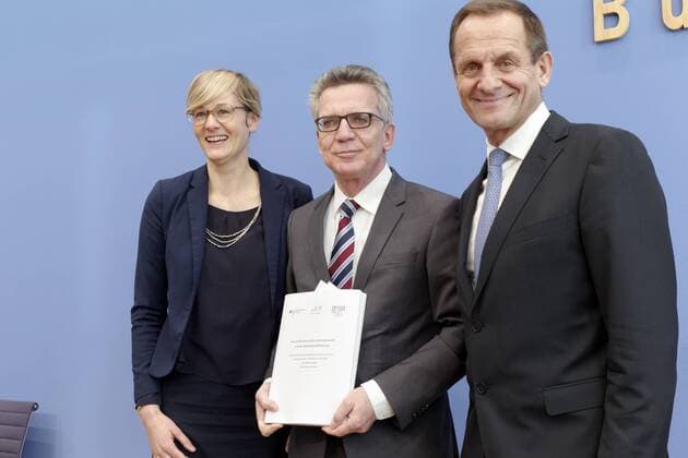 Bilder des Tages Christina Kampmann + Thomas de Maiziere + Alfons Hörmann 2016-11-24, Berlin, Deutschland - Bundespressekonferenz: Vorstellung des Konzepts zur Restrukturierung des Leistungssports und der Spitzensportförderung. Im Bild vlnr. Christina Kampmann, Vorsitzende der Sportministerkonferenz der Länder, Bundesinnenminister Thomas de Maiziere (CDU) und Alfons Hörmann. Präsident des Deutschen Olympischen Sportbundes.