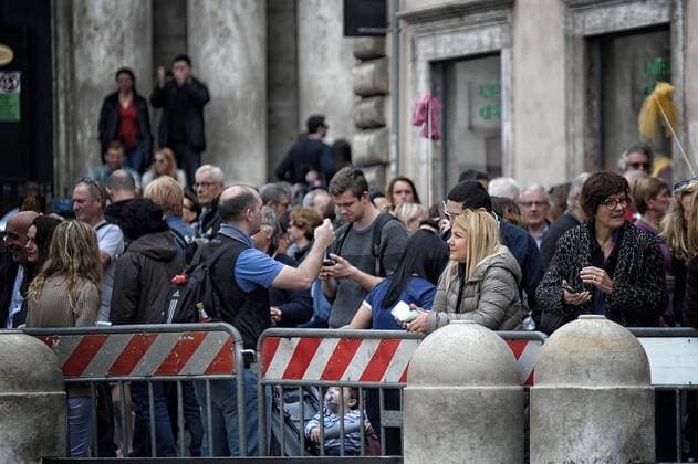 Rom schützt im Vorfeld eines EuropaLeague-Spiels Baudenkmäler vor drohenden Ausschreitungen durch Fußballfans Closed and cordoned off the Trevi Fountain.  Copyright: xRomax xIPAx