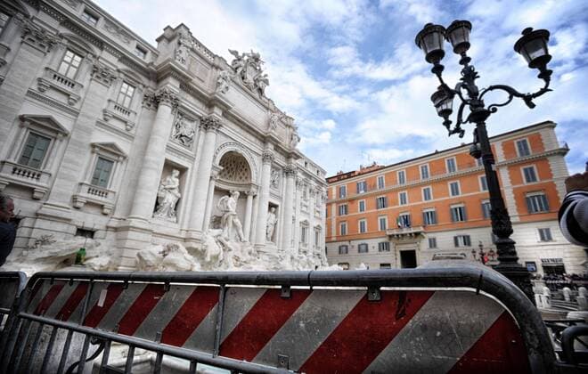Rom schützt im Vorfeld eines EuropaLeague-Spiels Baudenkmäler vor drohenden Ausschreitungen durch Fußballfans Closed and cordoned off the Trevi Fountain.  Copyright: xRomax xIPAx