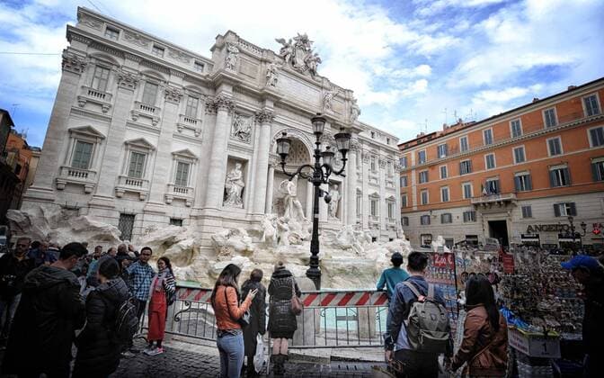 Rom schützt im Vorfeld eines EuropaLeague-Spiels Baudenkmäler vor drohenden Ausschreitungen durch Fußballfans Closed and cordoned off the Trevi Fountain.  Copyright: xRomax xIPAx