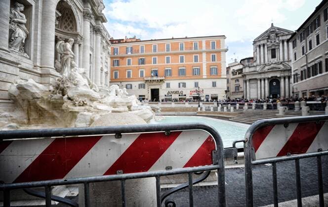 Rom schützt im Vorfeld eines EuropaLeague-Spiels Baudenkmäler vor drohenden Ausschreitungen durch Fußballfans Closed and cordoned off the Trevi Fountain.  Copyright: xRomax xIPAx