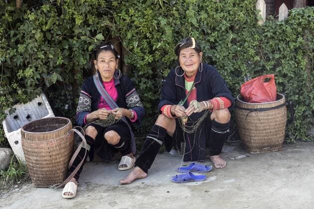 IMAGO Cultures of the world, Schwarze Hmong in Nordvietnam ethnic Black Hmong women in the tribal village Lao Chai in Sapa, Vietnam, Asia