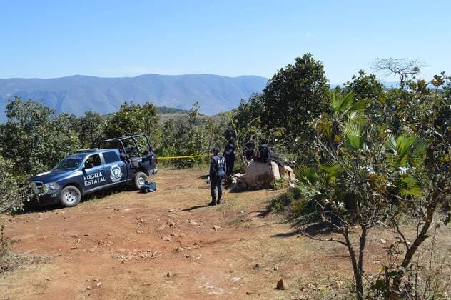 Bilder des Tages Mexiko: Polizei findet verscharrte Leichen in Guerrero Members of the State Special Force of Police work at the site where 20 clandestine tombs were found, in municipality of Zitlala, in the Mexican state of Guerrero, 24 November 2016. 32 bodies and nine heads were recovered from 17 of the 20 clandestine tombs, according to spokesman of the Group of Security Coordination of Guerrero, Roberto Alvarez Heredia. 32 bodies found in clandestine tombs in Mexico !ACHTUNG: NUR REDAKTIONELLE NUTZUNG!  MEX40 20161125-636156476521298175