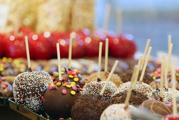 Montag 02.12.2013, Weihnachten im Sieg Carre in Siegen, Paradiesaepfel und Schokoaepfel werden im Naschwerk verkauft