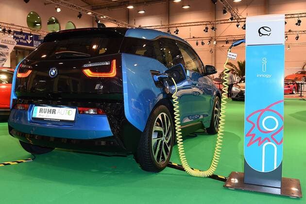 Essen Motor Show am 25.11.2016 in der Messe Essen in Essen BMW i3 an einer innogy Ladestation xRx