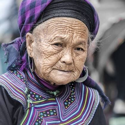 IMAGO Cultures of the world, Schwarze Hmong in Nordvietnam Black Hmong woman waiting for customers on the local market in Sapa, Vietnam, Asia