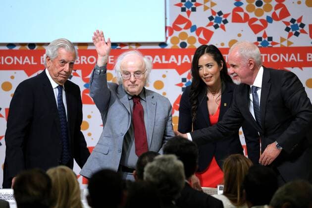 Buchmesse in Guadalajara, Mexiko Romanian writer Norman Manea (2L) receives the FIL Award in Romance Languages from Peruvian writer and Nobel Literature Prize Mario Vargas Llosa (L) and Mexico s Health Federal Secretary Jose Narro Robles (R) during the inauguration of the 30th International Book Fair (FIL in Spanish) of Guadalajara in Jalisco, Mexico, 26 November 2016. Manea received the FIL Award in Romance Languages, becoming the first Romanian-speaking writer to win the award. ROMANIAN WRITER NORMAN MANEA AT THE FIL !ACHTUNG: NUR REDAKTIONELLE NUTZUNG!  MEX001 20161126-636157928973636776