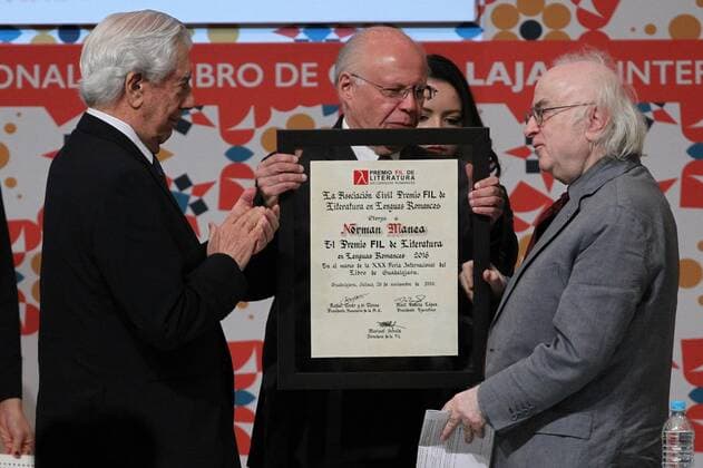 Buchmesse in Guadalajara, Mexiko Romanian writer Norman Manea (R) receives the FIL Award in Romance Languages from Peruvian writer and Nobel Literature Prize Mario Vargas Llosa (L) and Mexico s Health Federal Secretary Jose Narro Robles (C) during the inauguration of the 30th International Book Fair (FIL in Spanish) of Guadalajara in Jalisco, Mexico, 26 November 2016. Manea received the FIL Award in Romance Languages, becoming the first Romanian-speaking writer to win the award. ROMANIAN WRITER NORMAN MANEA AT THE FIL !ACHTUNG: NUR REDAKTIONELLE NUTZUNG!  MEX001 20161126-636157929590152728