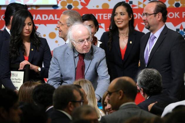 Romanian writer Norman Manea (C) talks to some attendees during the inauguration of the 30th International Book Fair (FIL in Spanish) of Guadalajara in Jalisco, Mexico, 26 November 2016. Manea received the FIL Award in Romance Languages, becoming the first Romanian-speaking writer to win the award. ROMANIAN WRITER NORMAN MANEA AT THE FIL !ACHTUNG: NUR REDAKTIONELLE NUTZUNG!  MEX001 20161126-636157929612815797