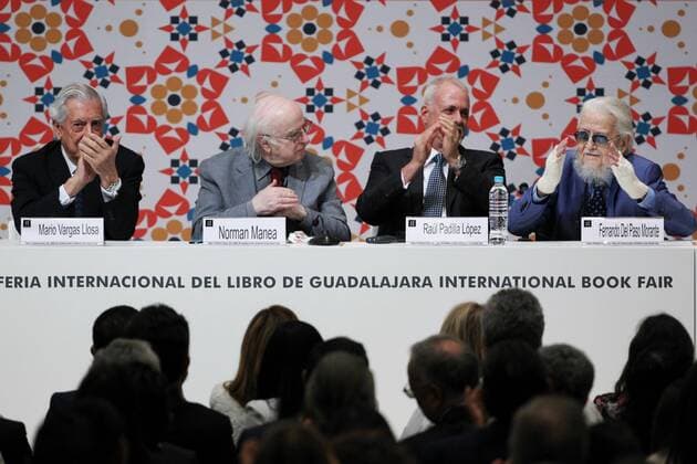 Buchmesse in Guadalajara, Mexiko (L-R) Peruvian Nobel Literature Prize Mario Vargas Llosa, Romanian writer Norman Manea, Director of the FIL Raul Padilla, and Mexican winner of the Cervantes Award 2016 Fernando del Paso take part at the inauguration of the 30th International Book Fair (FIL in Spanish) of Guadalajara in Jalisco, Mexico, 26 November 2016. Manea received the FIL Award in Romance Languages, becoming the first Romanian-speaking writer to win the award. ROMANIAN WRITER NORMAN MANEA AT THE FIL !ACHTUNG: NUR REDAKTIONELLE NUTZUNG!  MEX001 20161126-636157942325908293