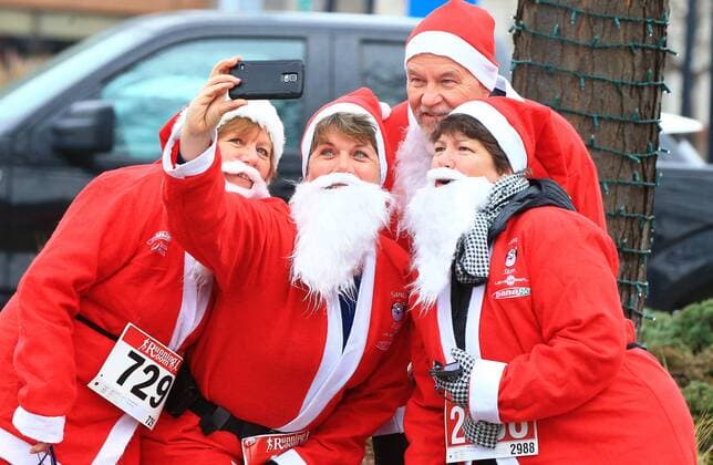 Santa Run in Toronto, Kanada (161126) -- TORONTO, Nov. 26, 2016 -- Participants dressed in Santa suits take part in the 2016 Santa 5K Run in Burlington, Ontario, Canada, Nov. 26, 2016. Over 2,000 runners participated in the annual race on Saturday to support a charity of children with disabilities. ) CANADA-ONTARIO-BURLINGTON-SANTA RUN ZouxZheng 