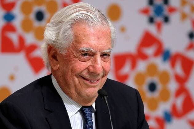 Buchmesse in Guadalajara, Mexiko Peruvian writer and Nobel Literature Prize Mario Vargas Llosa participates at the opening of the Literary Programme of Latin America during the inauguration of the 30th International Book Fair (FIL in Spanish) of Guadalajara in Jalisco, Mexico, 26 November 2016. ROMANIAN WRITER NORMAN MANEA AT THE FIL !ACHTUNG: NUR REDAKTIONELLE NUTZUNG!  MEX001 20161127-636158048974426674