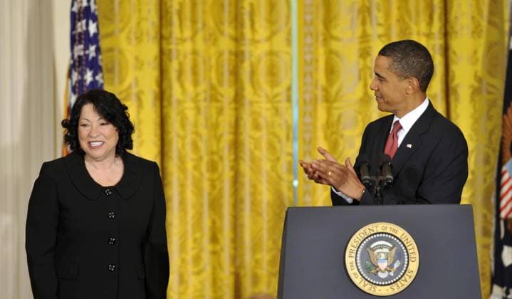 090813) -- Washington, August 13, 2009 -- U.S. President Barack Obama applauds new Supreme Court Associate Justice Sonia Sotomayor during a reception in her honor,in the East Room of the White House in Washington, on Aug, 12 2009. (Zhang Yan)(wr  - ZUMAx10_ 20090813_zaf_x10_022
