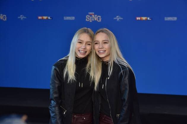 Die YouTuber Lisa und Lena posiert am 27.11.2016 in Köln bei der Premiere des Kino Film sing .