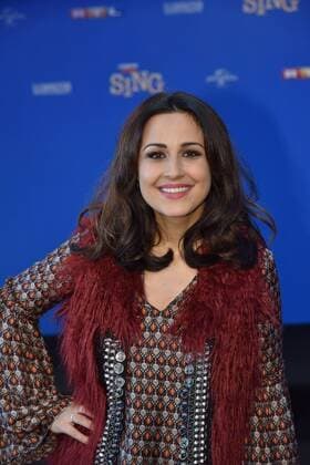 Die Moderatorin Nina Moghaddam posiert am 27.11.2016 in Köln bei der Premiere des Kino Film sing .