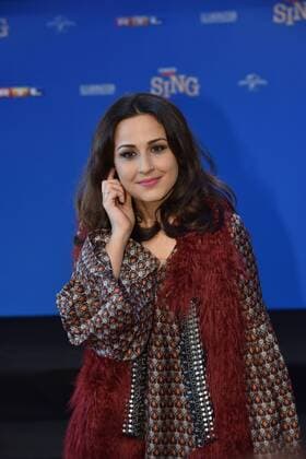Die Moderatorin Nina Moghaddam posiert am 27.11.2016 in Köln bei der Premiere des Kino Film sing .