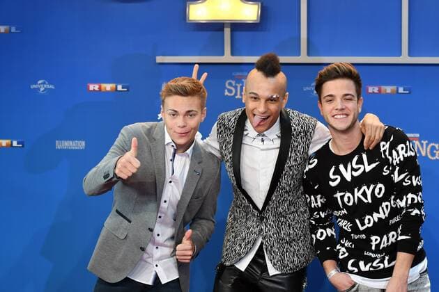 Lukas Pratschker, Prince Damian and Luca Haenni posiert am 27.11.2016 in Köln bei der Premiere des Kino Film sing .