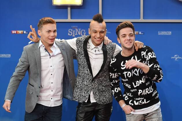 Lukas Pratschker, Prince Damian and Luca Haenni posiert am 27.11.2016 in Köln bei der Premiere des Kino Film sing .