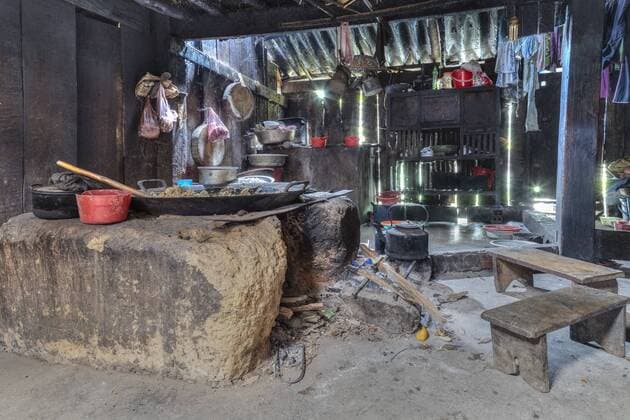 IMAGO Cultures of the world, Schwarze Hmong in Nordvietnam inside the house of a Black Hmong family in Cat Cat village, Lao Chai, Sapa, Vietnam, Asia