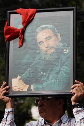 Trauer um Fidel Castro in Mexiko A man holds a portait of Fidel during a rally to mourn Cuban former President Fidel Castro outside the Cuban Embassy in Mexico City, Mexico, 27 November 2016. REACTIONS FOLLOWING FIDEL CASTRO S DEATH IN MEXICO !ACHTUNG: NUR REDAKTIONELLE NUTZUNG!  MEX003 20161127-636158825114760389