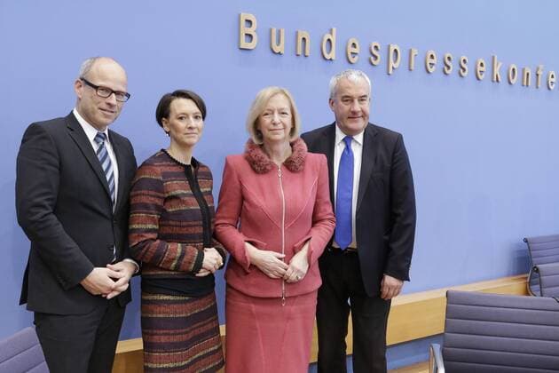 Bilder des Tages Ties Rabe, Senator für Schule und Berufsbildung, Hamburg, Präsidiumsmitglied der Kultusministerkonferenz (KMK), Dr. Claudia Bogedan, Präsidentin der Kultusministerkonferenz und Bremer Senatorin für Kinder und Bildung, Bundesministerin für Bildung und Forschung Prof. Dr. Johanna Wanka, Dr. Ludwig Spaenle, Staatsminister für Bildung und Kultus, Wissenschaft und Kunst in Bayern und Präsidiumsmitglied der KMK, 28.11.2016, Deutschland, Berlin, Bundespressekonferenz, Thema: Vorstellung Bund-Länder-Initiative zur Förderung leistungsstarker Schülerinnen und Schüler