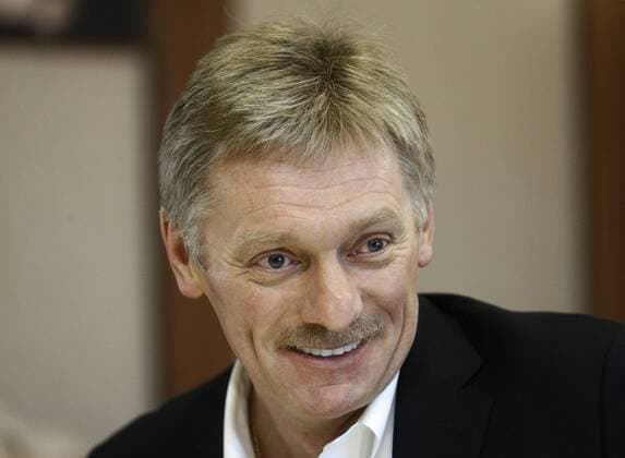 Dmitri Peskow besucht die TASS Nachrichtenagentur in Moskau MOSCOW, RUSSIA - NOVEMBER 28, 2016: The spokesman of the president of Russia, Dmitry Peskov, during a business lunch with TASS Russian News Agency Director General Sergei Mikhailov at the TASS Russian News Agency. Alexander Shcherbak TASS  TS0390FB