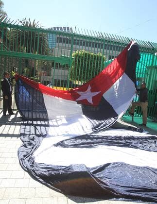 Trauer um Fidel Castro in Mexiko Workers unfold a Cuban flag after the death of Cuban former President Fidel Castro at the Cuban Embassy in Mexico City, Mexico, 28 November 2016. EFE Mario Guzman MEXICANS SIGN CONDOLENCES BOOK FOLLOWING FIDEL CASTRO S DEATH !ACHTUNG: NUR REDAKTIONELLE NUTZUNG!  MEX003 20161128-636159686408477822