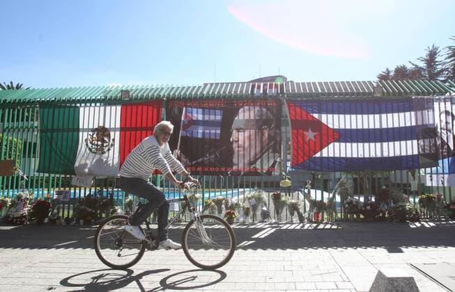 Trauer um Fidel Castro in Mexiko A man rides a bike past the Cuban Embassy after the death of Cuban former President Fidel Castro in Mexico City, Mexico, 28 November 2016. EFE Mario Guzman MEXICANS SIGN CONDOLENCES BOOK FOLLOWING FIDEL CASTRO S DEATH !ACHTUNG: NUR REDAKTIONELLE NUTZUNG!  MEX003 20161128-636159686442486040