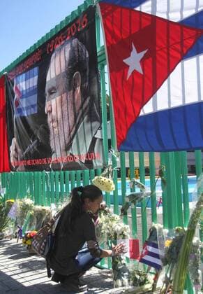Trauer um Fidel Castro in Mexiko A woman leaves flowers at the Cuban Embassy after the death of Cuban former President Fidel Castro in Mexico City, Mexico, 28 November 2016. EFE Mario Guzman MEXICANS SIGN CONDOLENCES BOOK FOLLOWING FIDEL CASTRO S DEATH !ACHTUNG: NUR REDAKTIONELLE NUTZUNG!  MEX003 20161128-636159687060250000