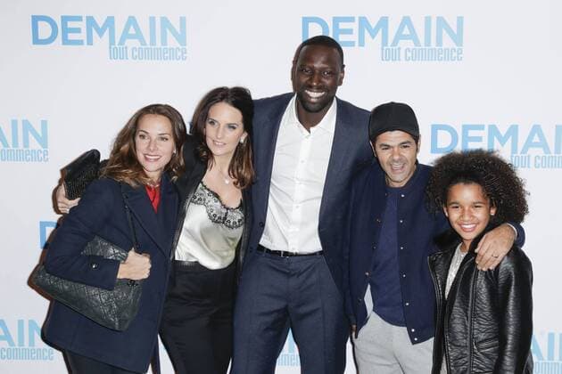 Omar Sy und Helene mit Frau Jamel Debouze und Melissa Theuriau Gloria Colston - Vor Filmpremiere Premiere - Demain tout commence Plötzlich Papa - Grand Rex Paris - 28 11 2016 GwendolineLeGoff Panoramic 