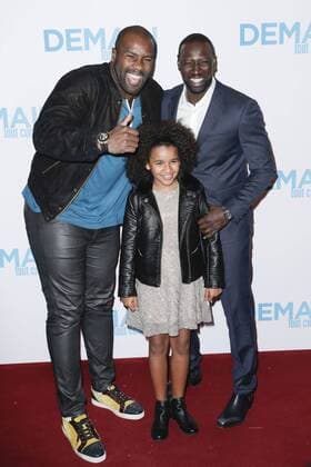 Teddy Riner Omar Sy und Gloria Colston - Vor Filmpremiere Premiere - Demain tout commence Plötzlich Papa - Grand Rex Paris - 28 11 2016 GwendolineLeGoff Panoramic 