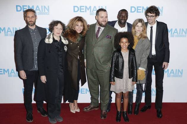Rob Simonsen Anna Cotis Clementine Celarie Antoine Bertrand Omar Sy Gloria Colston Clemence Poesy Hugo Gelin - Vor Filmpremiere Premiere - Demain tout commence Plötzlich Papa - Grand Rex Paris - 28 11 2016 GwendolineLeGoff Panoramic 