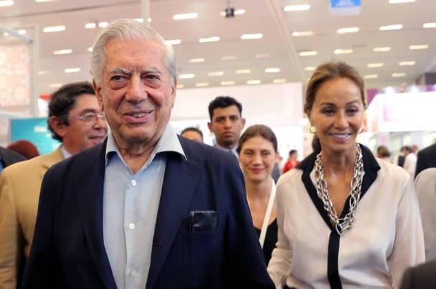Peruvian writer and Nobel Literature Prize Mario Vargas Llosa (L) and his partner Isabel Preysler attend the 30th Internaitonal Book Fair of Guadalajara in Jalisco, Mexico. PERUVIAN WRITER AND NOBEL LITERATURE PRIZE AT THE INTERNATIONAL BOOK FAIR OF GUADALAJARA !ACHTUNG: NUR REDAKTIONELLE NUTZUNG!  MEX002 20161129-636159776052635171