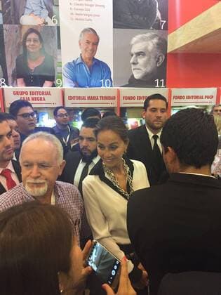 Peruvian writer and Nobel Literature Prize Mario Vargas Llosa (out of frame) and his partner Isabel Preysler (C) attend the 30th Internaitonal Book Fair of Guadalajara in Jalisco, Mexico. PERUVIAN WRITER AND NOBEL LITERATURE PRIZE AT THE INTERNATIONAL BOOK FAIR OF GUADALAJARA !ACHTUNG: NUR REDAKTIONELLE NUTZUNG!  MEX002 20161129-636159782527076799
