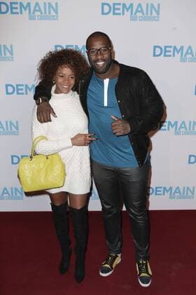 Teddy Riner und sa compagne Luthna Plocus - Vor Filmpremiere Premiere - Demain tout commence Plötzlich Papa - Grand Rex Paris - 28 11 2016 GwendolineLeGoff Panoramic 