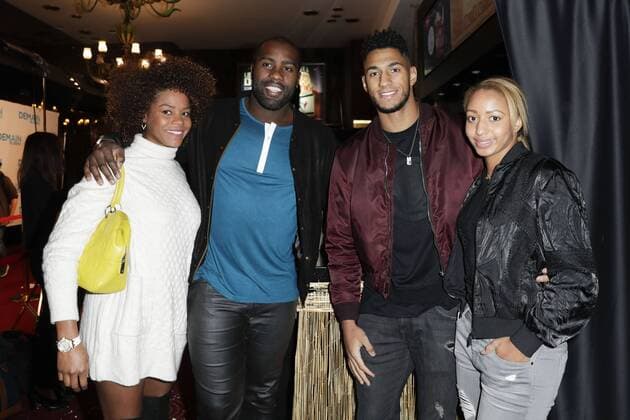 Teddy Riner und sa compagne Luthna Plocus mit Tony Yoka und Estelle Mossely - Vor Filmpremiere Premiere - Demain tout commence Plötzlich Papa - Grand Rex Paris - 28 11 2016 GwendolineLeGoff Panoramic 