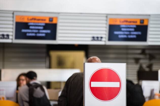 29.11.2016, xmhx, News Lokales, Lufthansa Streik Frankfurt am Main Flughafen 2016, v.l. Lufthansa Schalter, Kein Eingang Schild News Lokales, Lufthansa Streik Frankfurt am Main 2016