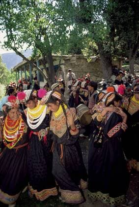 IMAGO Cultures of the world, Kalash People, Pakistan Kalash women, Rites of Spring, Joshi, Bumburet Valley, Pakistan, Asia Copyright: JamesxStrachan 450-3915