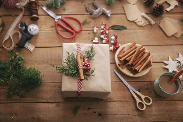 IMAGO Creative: Countdown bis Weihnachten, DIY, Geschenke umweltfreundlich verpacken Wrapped Christmas present model released Symbolfoto property released  RTBF00502