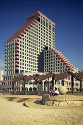 IMAGO Creative: Stadt-Dichotomien Two women talking on the beach, with the Opera Tower in the background, in Tel Aviv, Israel, Middle East Copyright: EitanxSimanor 557-1010
