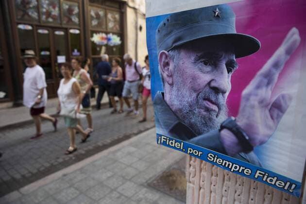Tourists walk past an office of the Revolution s Defense Committee at the Old Havana, in Havana, Cuba, 29 November 2016. The tributes to the Revolution leader and former President Fidel Castro are celebrated through the country, where his ashes will travel from Havana to Santago de Cuba for his funeral at his city next 04 December. EFE Orlando Barria TRIBUTE TO FIDEL CASTRO IN HAVANA !ACHTUNG: NUR REDAKTIONELLE NUTZUNG!  HAV001 20161129-636160461367495020